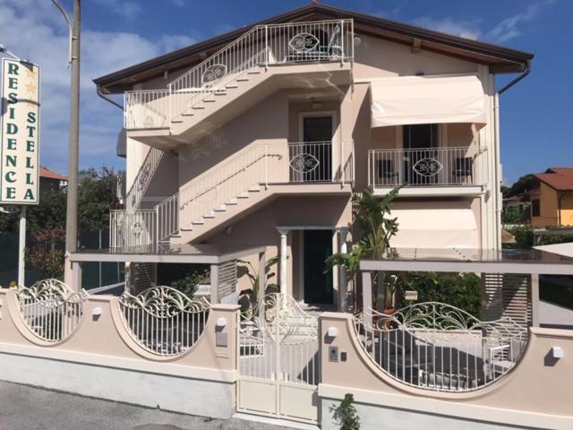 Residence Stella Marina di Massa Buitenkant foto